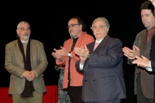 I membri della Giuria applaudono il regista Miguel Littin, insignito del Premio "Salvador Allende"